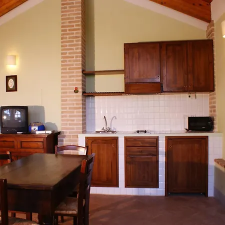 Hilltop With Swimming Pool 公寓 *