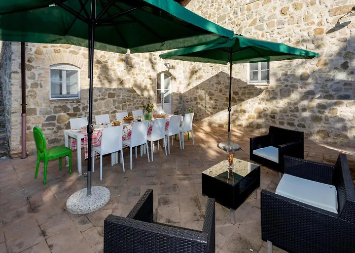 Hilltop With Swimming Pool Asyż